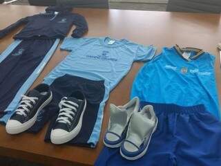 À esquerda, uniforme que será entregue neste ano e mais a direita, roupas que foram distribuídas no ano passado; em 2016, jaquetas também foram compradas (Foto: PMCG/Divulgação)
