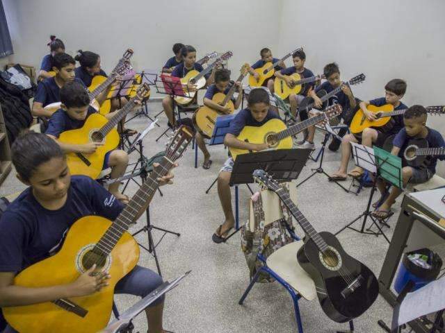 Adolescentes trazem m&uacute;sica erudita, em camerata que agora ser&aacute; mensal