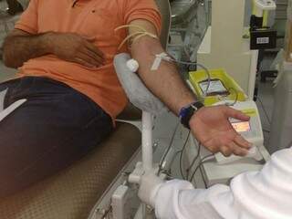 Paciente durante doação de sangue (Foto: Amanda Bogo)