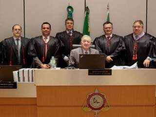 Presidente do TJMS, desembargador Divoncir Maran (ao centro) participou de sessão da 2ª Câmara Cível na qual primeiro acórdão oriundo de julgamento virtual foi assinado. (Foto: Divulgação)