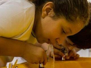 Criança toma água em bebedouro (Foto: Prefeitura de São Paulo/Divulgação)