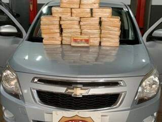 Quarenta tabletes da droga foram encontrados dentro de veículo (Foto: Divulgação)