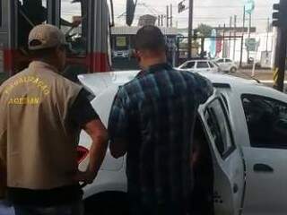 Motorista foi autuado pela Agetran na Avenida Afonso Pena. (Foto: Direto das Ruas)