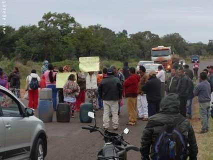 Em protesto contra falta de água, indígenas bloqueiam rodovia há 2 dias 