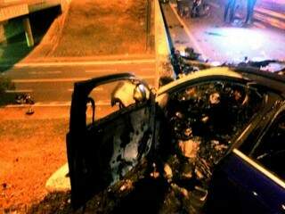 Painel do carro derreteu com as chamas e roda foi parar na rua Ceará, embaixo do viaduto