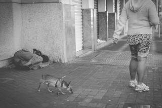 &lt;h1&gt;Frio
&lt;h2&gt;Mulher passeia com cachorro enquanto morador de rua dorme na calçada. (Foto: Marcos Ermínio)