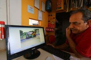 Edson diante das imagens da obra em seu computador no centro automotivo. (Foto: André Bittar)