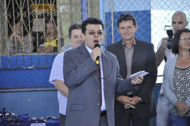 Prefeito admite que entrega kits de uniformes sem meias e camisetas