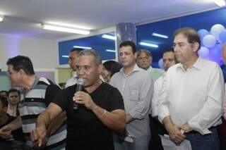 Chiquinho Telles ignorou vaias e agradeceu prefeito pela inauguração. (Foto: Alan Nantes)