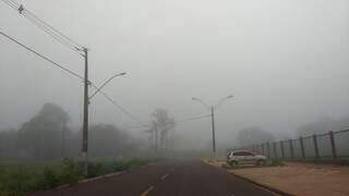 Em Dourados, cidade também está coberta pela neblina,. (Foto: Helio de Freitas)