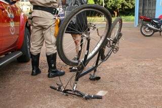 Ciclista está em estado grave e não pôde ser identificado por estar sem documentos (Foto: Marcos Ermínio)