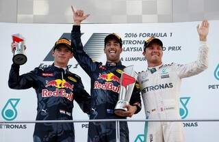 Daniel Ricciardo subiu ao ponto mais alto do pódio ao lado do parceiro, Verstappen em segundo. Rosberg foi o terceiro. (Foto: AP/GloboEsporte) 