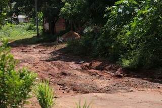 Moradores da Rua Mapuera sofrem com crateras causadas pela chuva (Foto: Marcos Ermínio)