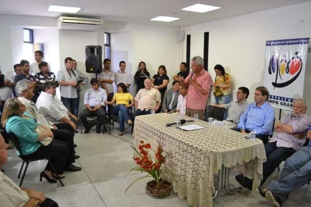 Bernal apresenta novos secret&aacute;rios e quer ampliar base para n&atilde;o ser cassado