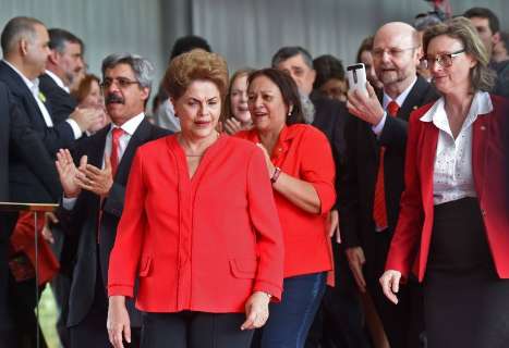 Afastada, Dilma prevê "incansável oposição" e diz “até daqui a pouco"