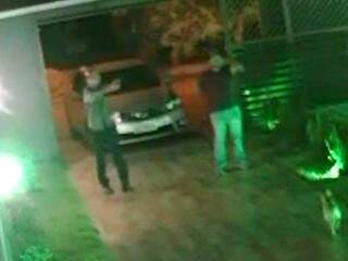 Imagens mostram os dois bandidos rendendo vítimas na quinta-feira (17). Na ocasião, eles roubaram dois carros (Foto: reprodução/vídeo) 