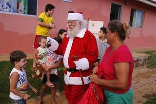 Papai Noel fez a festa da família e dos vizinhos (Foto: Gerson Walber)