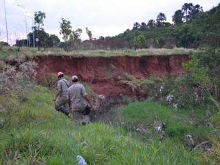 Militares ainda fizeram buscas no local, mas nada foi encontrado (Foto: Simão Nogueira)