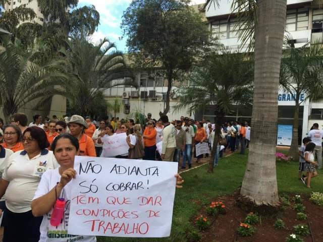 Agentes de sa&uacute;de alegam desconto em sal&aacute;rio e protestam na Prefeitura