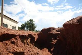 Erosão avança sobre e vira um risco para os moradores do Nova Lima (Foto: Marcos Ermínio)