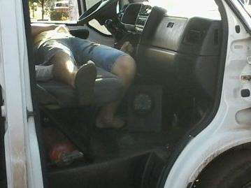 Bandidos param van e matam motorista com nove tiros de pistola 