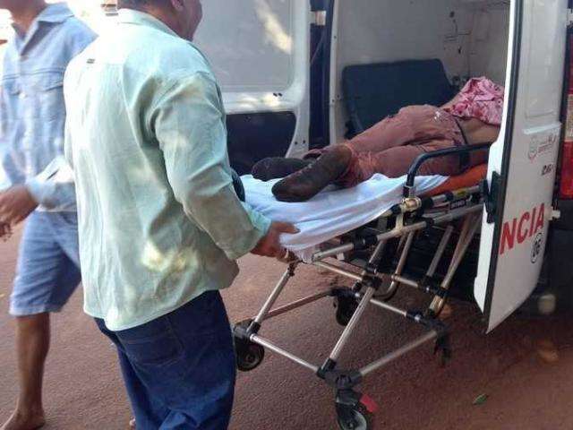  Homem &eacute; esfaqueado ao tentar impedir que vizinha apanhasse do ex