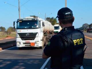 Policial durante monitoramento em rodovia de MS. (Foto: Divulgação) 