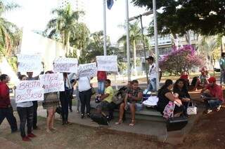 Moradores querem reunião com representante da Prefeitura. (Foto: Marcos Ermínio)