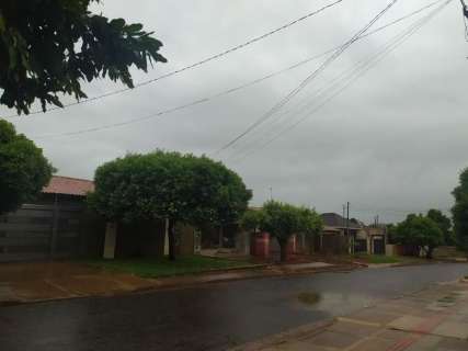 Segunda-feira começa com chuva e temperatura de 20 graus