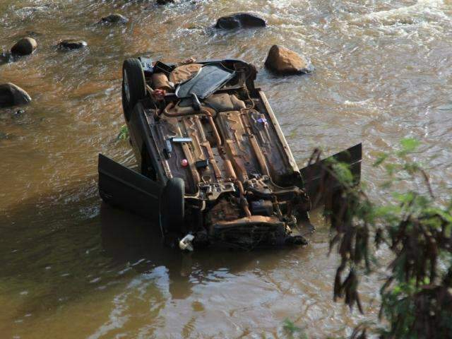 Motorista de carro que caiu em rio sobrevive sem ferimentos graves