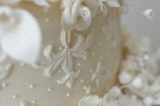 Noivas daqui seguem mais o clássico, por isso maioria dos bolos são brancos. (Foto: Alcides Neto)
