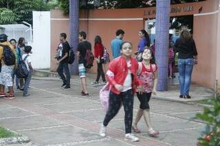 A maioria das crianças da Escola Municipal Arlindo Lima não possuem uniformes ou kits escolares (Foto: Marcelo Victor)