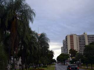 O céu de Campo Grande amanheceu nublado nesta quinta-feira (Foto: Simão Nogueira)