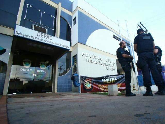 Dupla rouba carro e se passa por policiais para cometer assaltos