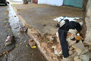 Homem, que ainda não foi identificado, foi baleado no Bairro Guanandi e morreu no posto de saúde. (Foto: Gerson Walber)