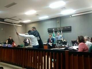 Promotoria pediu que acusado simulasse no Tribunal o momento em que a arma disparou. (Foto: Luana Rodrigues)