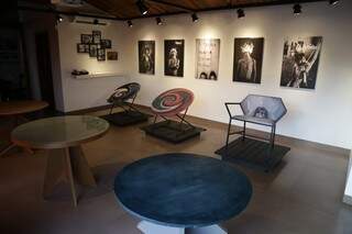 Mesas, cadeiras autorais e obras de Marcelo ao fundo. (Foto: Fernando Antunes)
