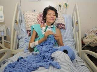 Maria Aparecida fazendo crochê em cama de hospital (Foto: Paulo Francis)
