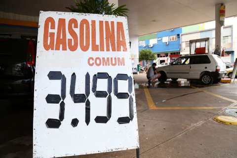 Preço da gasolina fica inalterado e redução pode se diluir até os postos 