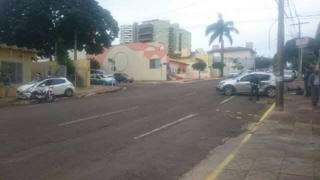 Homem se distrai e causa acidente com tr&ecirc;s ve&iacute;culos na Rua das Gar&ccedil;as 