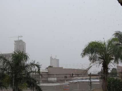 Neblina muda paisagem da Capital, que registra chuva neste domingo