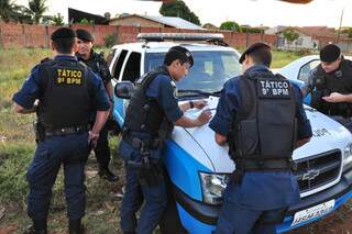 Policiais obsrvam mapa durante operação na Vila Nhá-Nhá. (Foto: João Garrigó)
