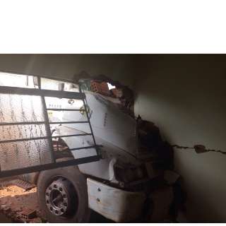 Motorista sem CNH e alcoolizado perde o controle em rotat&oacute;ria e invade casa 