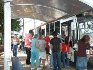 Passageiros pegando ônibus em um dos pontos da Capital. (Foto: Arquivo)