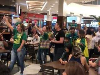 De verde e amarelo, apoiadores de Bolsonaro fazem ato em shopping