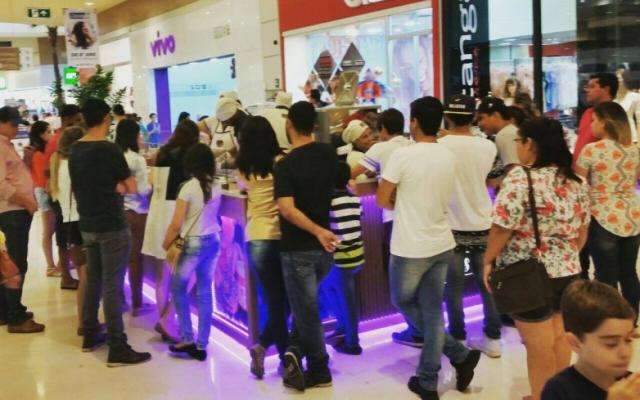 Experimentamos o sorvete da Tail&acirc;ndia, que virou show em corredor de shopping