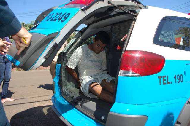 Jovem se enrosca em cerca el&eacute;trica ao tentar invadir casa