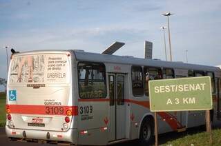 Imagem mostra saídas de emergência abertas no teto do ônibus. (Foto: Simão Nogueira)