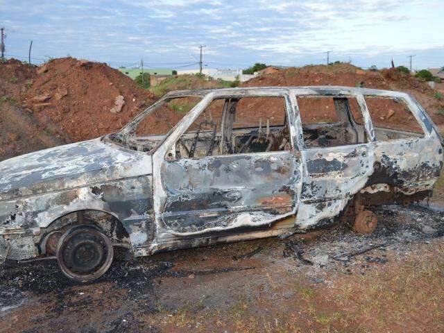 Ve&iacute;culo incendiado e sem as rodas &eacute; encontrado no anel rodovi&aacute;rio 
