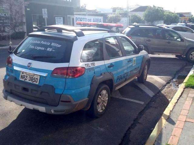 Mulher luta com policiais mas acaba presa ao tentar esconder celular 
